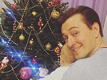 «Ездовой папа»: Сергей Безруков покатал дочку на тюбинге