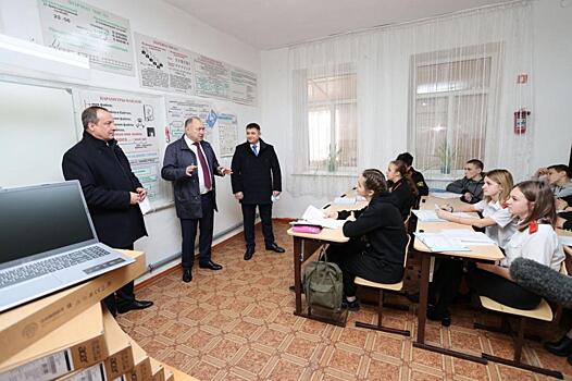 Депутат Госдумы Иван Демченко подарил казачьей школе в Анапе ноутбуки