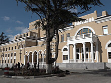 Президент Южной Осетии проверил, как строят театр