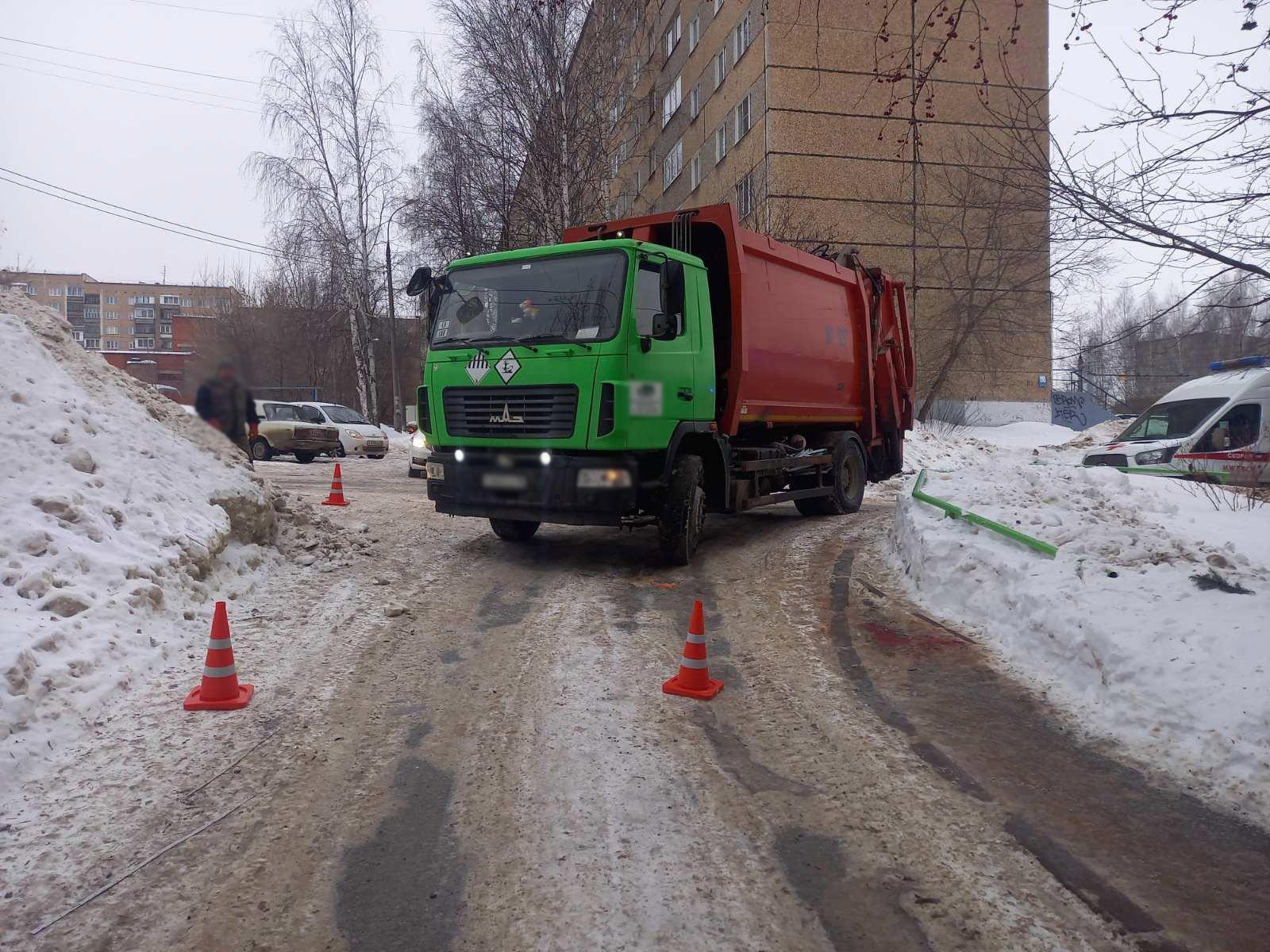Водитель мусоровоза сбил пенсионерку на улице Труда в Ижевске