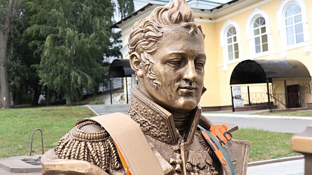 На Соборную площадь привезли бюст императора Александра I