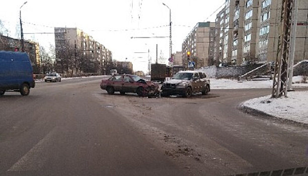 Два легковых автомобиля столкнулись на Кукковке в Петрозаводске