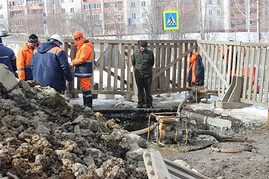 «Латанием дыр проблему не решить». Улица Омская в Кургане ушла под воду