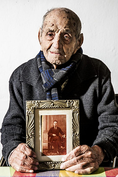 Франциско Нуньес Оливейра держит свою фотографию