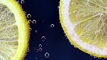 Врач развеял мифы о пользе воды с лимоном