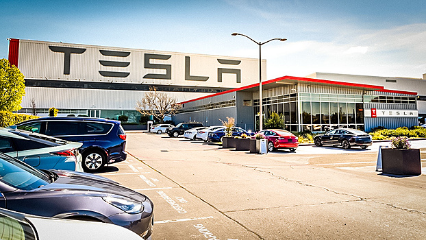 Tesla отправила сотрудников по домам