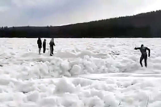 В Якутии спасли дрейфующих на льдине подростков
