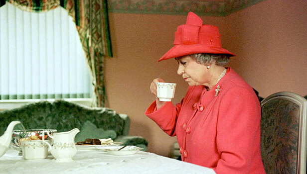 Дворецкий Букингемского дворца рассказал, как именно королева заваривает чай. Возьмите рецепт на заметку