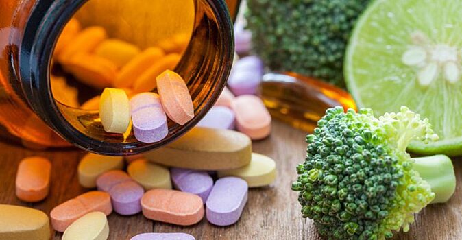 Болезнь и поддержание здоровья: россияне назвали основные причины приема витаминов
