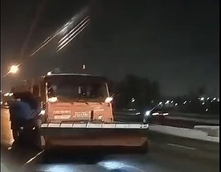 Администрация: в связи со снегопадом на дороги Оренбурга выехала техника