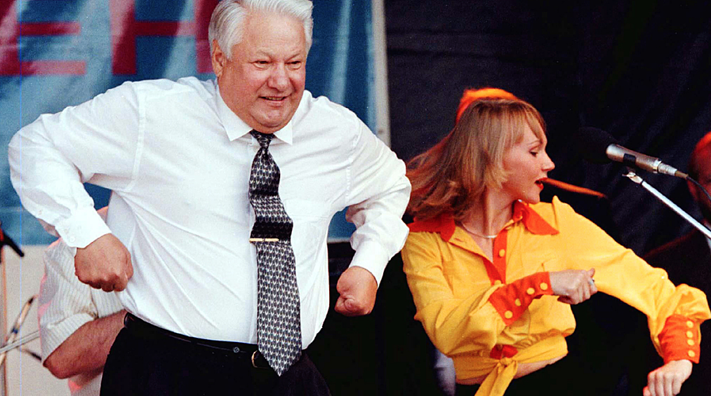 Несмотря на самочувствие, Ельцин демонстрировал настоящий кураж, а во время одного из предвыборных концертов лихо пустился в пляс под зажигательную на тот момент песню Евгения Осина «Ялта». Позже снимок с мероприятия в Ростове-на-Дону получил Пулитцеровскую премию