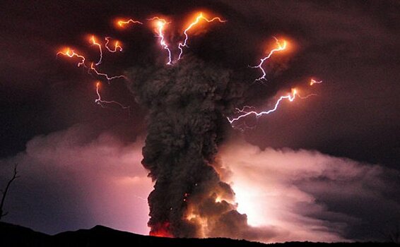 Ученые создали в лабораторных условиях вулканические молнии‍