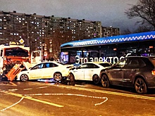 В массовом ДТП с участием автобуса и "Камаза" в Москве травмированы 15 человек