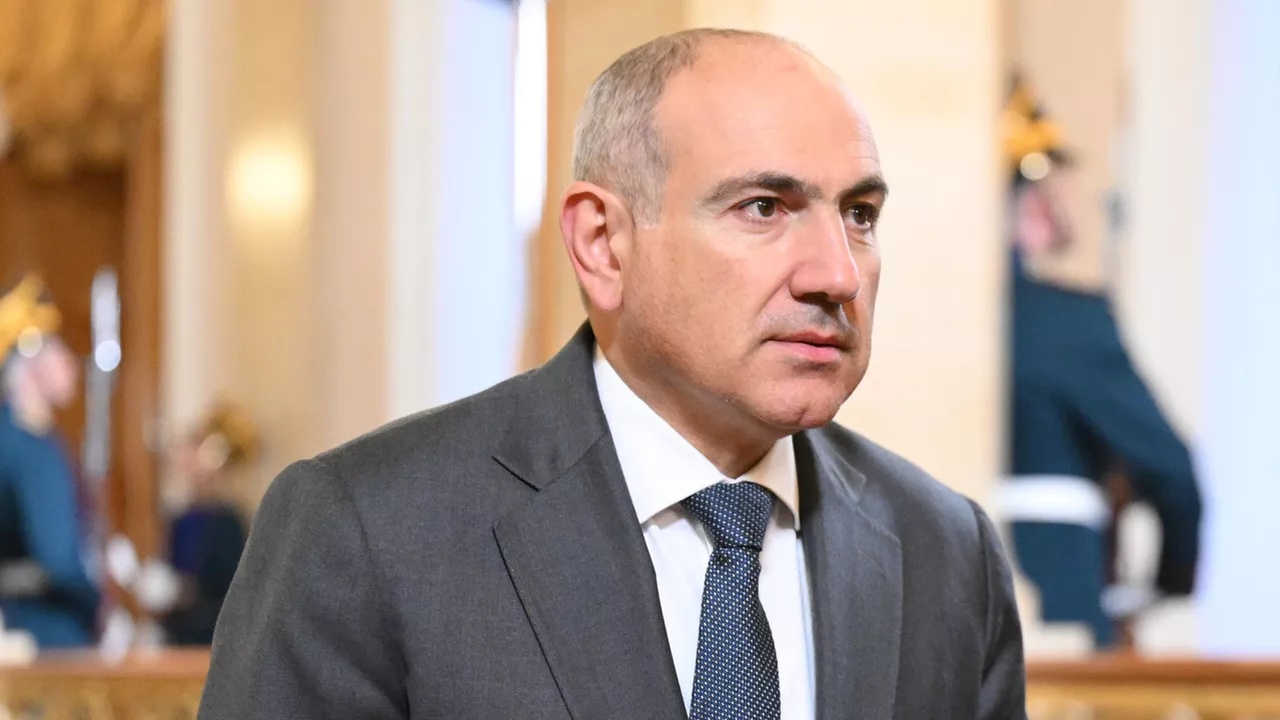 Пашинян приказал полиции отвести в супермаркет спорящую с ним женщину