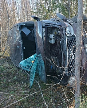 На трассе Сургут-Салехард машина съехала в кювет и перевернулась