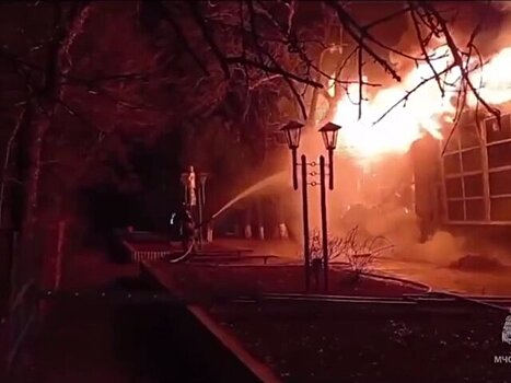 Пожар произошел в административном здании в Ростовской области