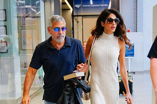 Джорджа Клуни и его молодую жену заметили гуляющими под руку