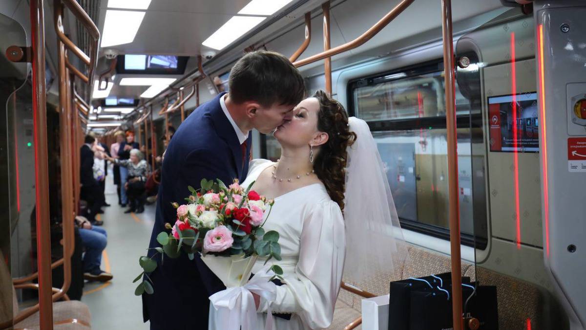 Первая свадьба состоялась в курсирующем по БКЛ поезде
