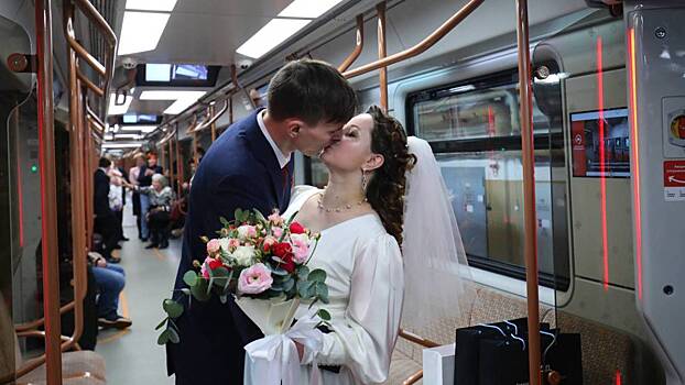 Первая свадьба состоялась в курсирующем по БКЛ поезде
