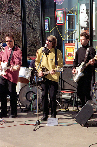 Группа "Сплин" выступает с акцией против пиратства в шоу-бизнесе у магазина "Мелодия" на Новом Арбате, 1998 год