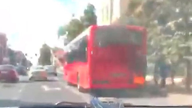 Водитель загоревшегося на ходу автобуса спас пассажиров