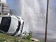 Появилось видео, как поток воды опрокинул Kia Rio и затопил дорогу в Самаре