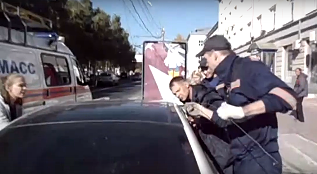 Видео: молодая автомобилистка случайно заблокировала годовалую дочь в «Мерседесе»