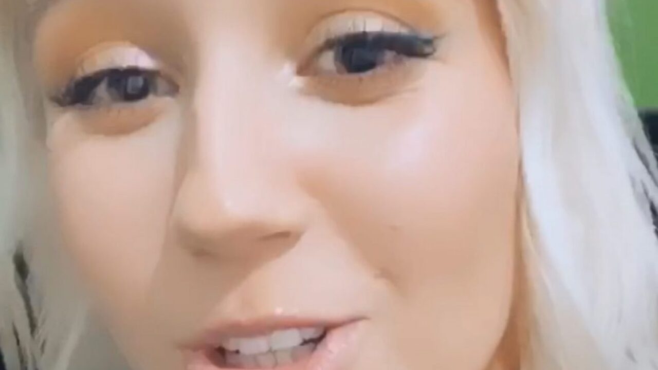 девушка какает 