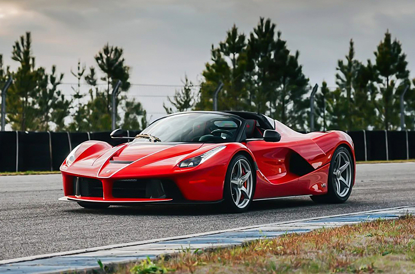 Ferrari LaFerrari Aperta. Один из 210 открытых супергибридов, проехавший за пять лет всего 259 километров, продали за 5 360 000 долларов. Первый владелец в своё время выложил за машину 2 279 800 долларов, из которых 113 тысяч пришлось на дополнительное оборудование