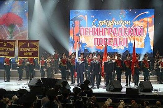 Памятник "Мужеству ленинградцев" открыли в Сквере Блокадников в Петербурге