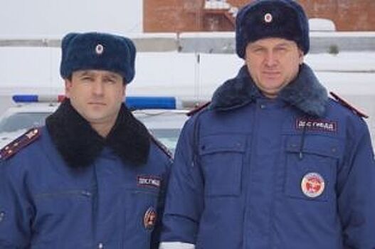 Инспекторы ДПС потушили горящий автомобиль на трассе «Пермь – Екатеринбург»