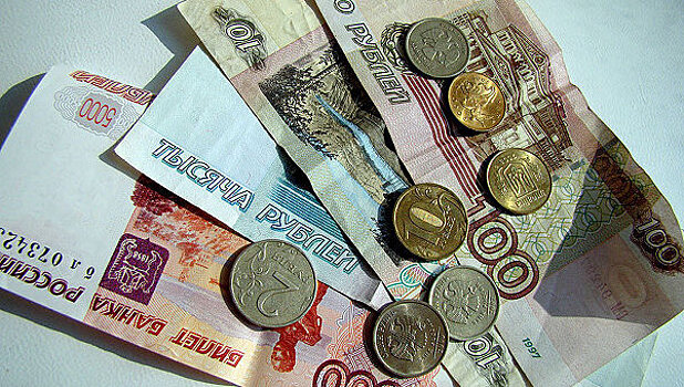 Рубль снизился к евро и вырос к доллару