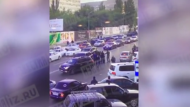 Камера сняла на видео, как люди из машин кортежа зверски избили человека в Дагестане