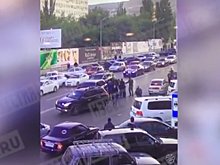 Камера сняла на видео, как люди из машин кортежа зверски избили человека в Дагестане