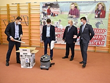 Глава самоуправления Калуги подарил пылесос спортшколе