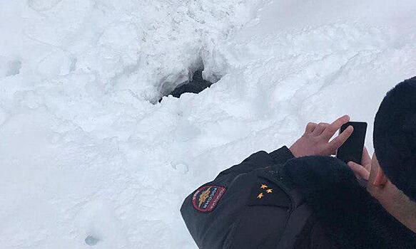 На Камчатке четырехлетняя девочка провалилась в канализацию через дыру в сугробе
