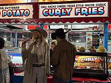 Модель Белла Хадид в плаще и шляпе вышла на публику с бойфрендом Бануэлосом