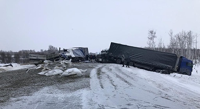 В Новосибирской области за сутки произошло два столкновения фур на трассах