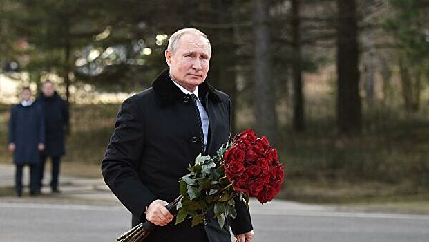 Путин возложил цветы к памятнику Гагарину