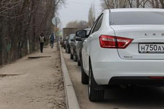 Петербуржцы недовольны запретом парковки на улице Ломоносова