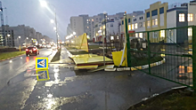 Сильный ветер повалил забор детского сада и знак пешеходного перехода в Солнечном