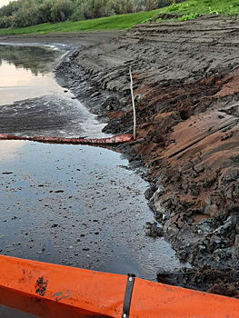 На притоке Оби в Сургутском районе произошел разлив нефти