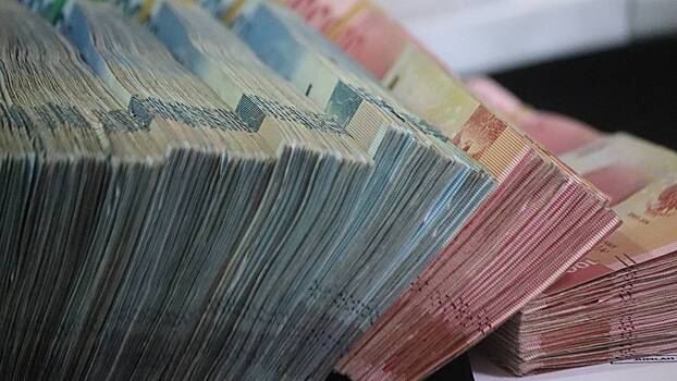 Житель Москвы выбросил в окно пакет с иностранной валютой