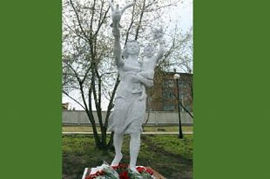 Отреставрированный памятник строителям мирной жизни открыли в Красноярске