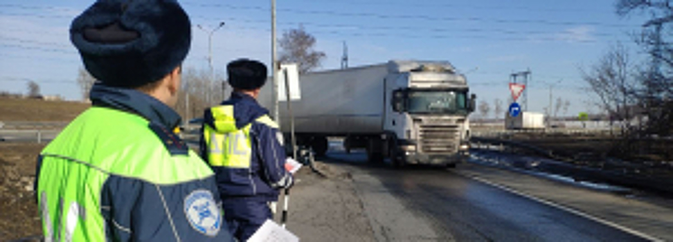 В Московской области сотрудники Госавтоинспекции провели информационные ликбезы с водителями большегрузного транспорта