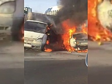 Две машины сгорели после нелепого маневра водителя в Екатеринбурге
