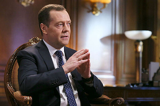 Медведев поздравил медработников с профессиональным праздником