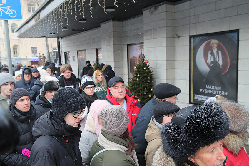 Обстановка у Московского драматического театра имени Пушкина во время прощания с народной артисткой РФ Верой Алентовой, 29 декабря 2025 года