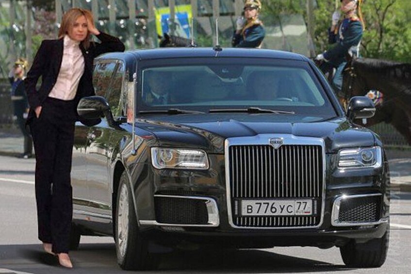 Поклонская и автомобиль проекта "Кортеж", на котором президент России Владимир Путин прибыл на инаугурацию.