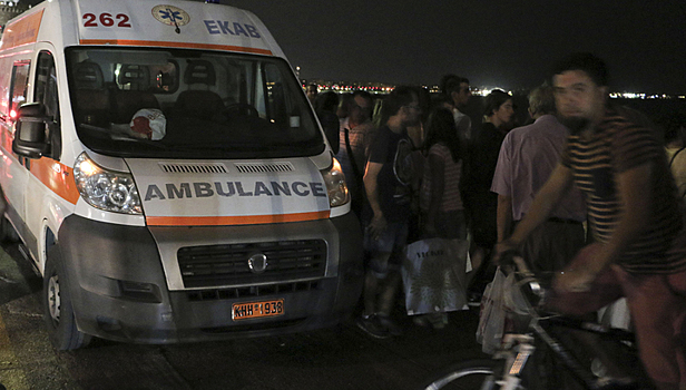 В Греции микроавтобус с беженцами столкнулся с грузовиком